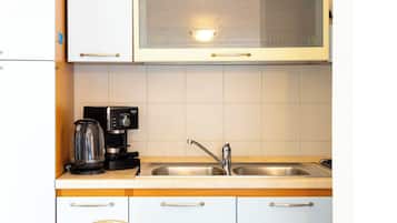 Grand réfrigérateur, four, plaque de cuisson