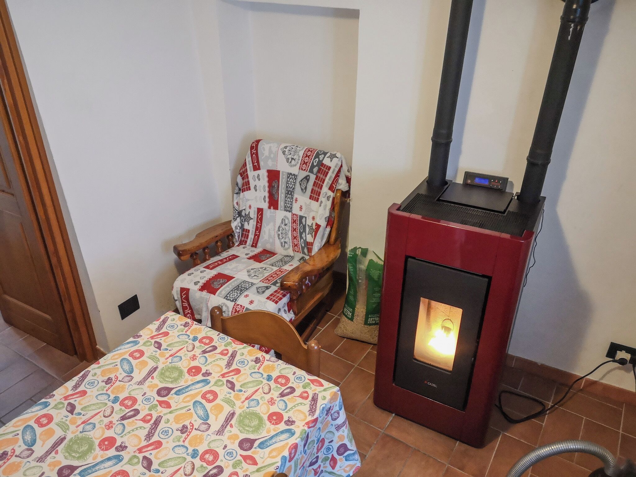 Refrigerador con congelador, parrilla de estufa y utensilios de cocina 