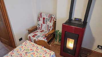 Refrigerador con congelador, parrilla de estufa y utensilios de cocina