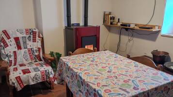 Refrigerador con congelador, parrilla de estufa y utensilios de cocina