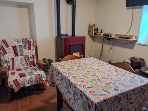 Tủ lạnh, bếp nấu, dụng cụ nấu nướng/bát dĩa/dao nĩa 