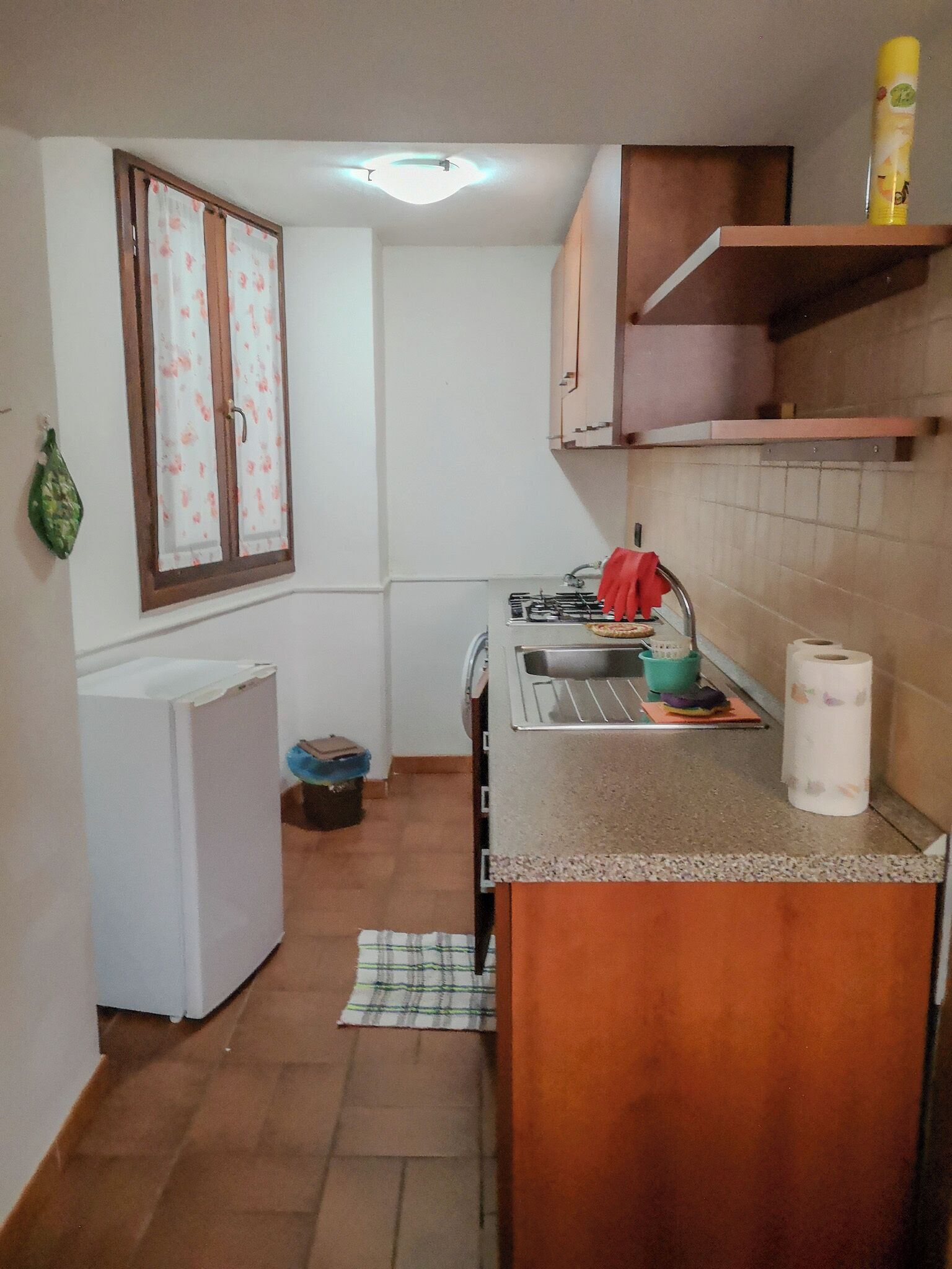 Refrigerador con congelador, parrilla de estufa y utensilios de cocina 