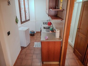 Full-size fridge, stovetop, cookware/dishes/utensils - Casa Vacanze Con Vista Sulla Valle Soana (Valprato Soana)