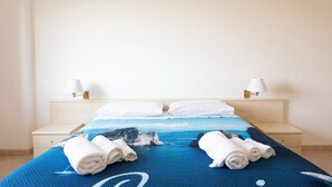A hotel room with a bed, two bedside tables, and two lamps. - Heart'S Home - La Casa Degli Amici Di Monteverde (Monteverde)