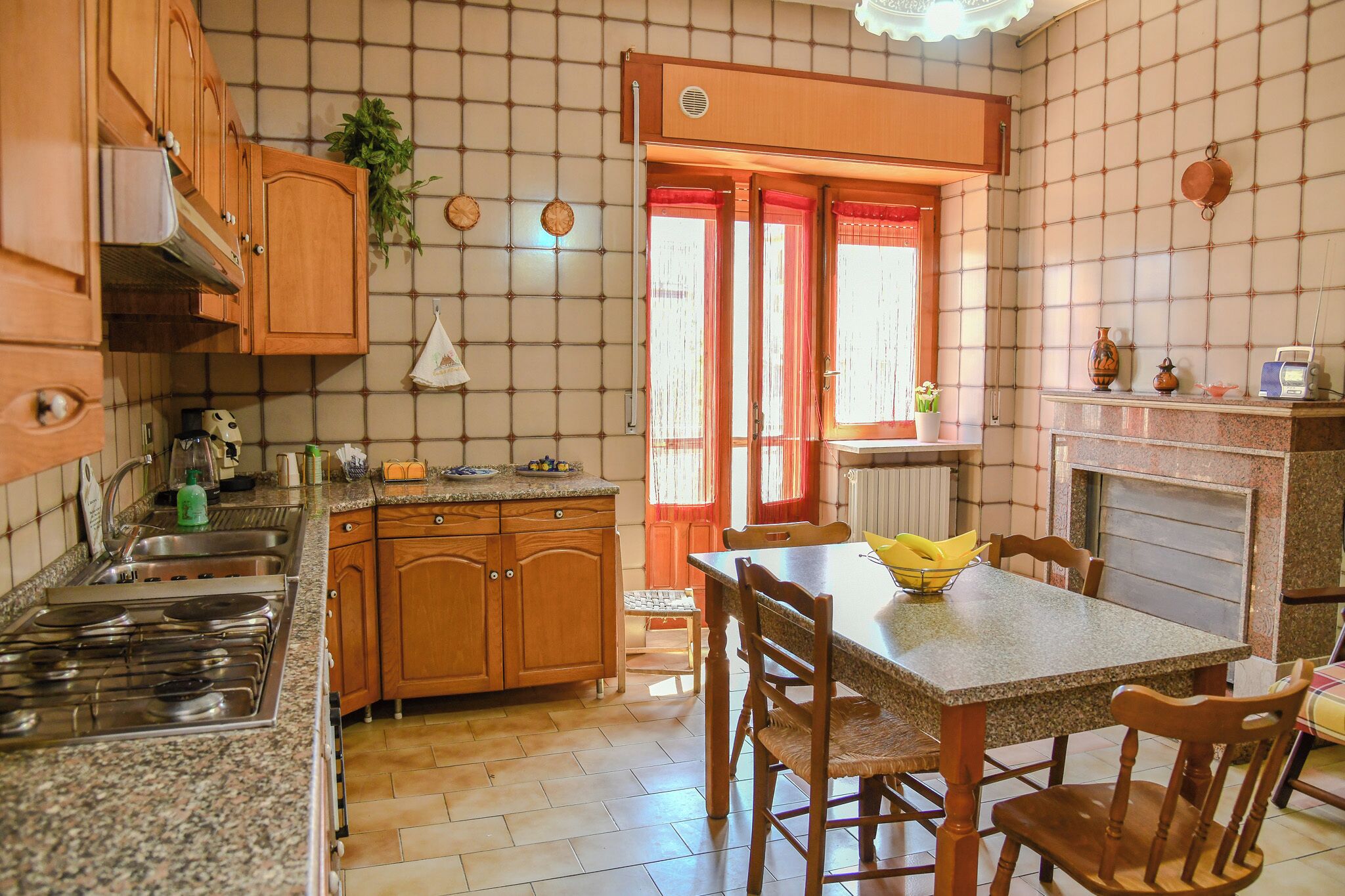 Kühlschrank, Herdplatte, Kochgeschirr/Geschirr/Besteck