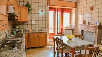 Kühlschrank, Herdplatte, Kochgeschirr/Geschirr/Besteck