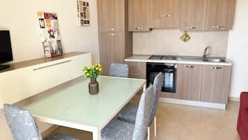 Full-sized fridge, microwave, oven, stovetop