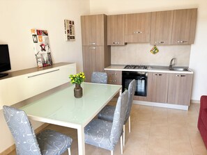 Full-sized fridge, microwave, oven, stovetop - Sofia Kite Apartment (Marsala)