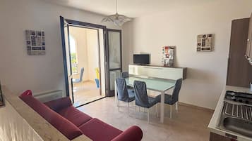 Refrigerador con freezer, microondas, horno, placa de cocina