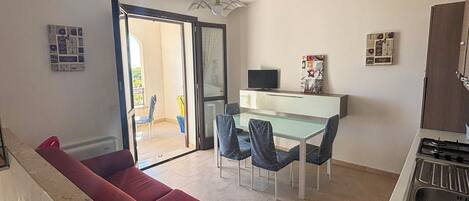 ثلاجة/مجمد بحجم كبير، ميكروويف، فرن، موقد طهي مسطح