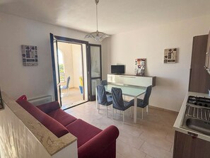 Geladeira grande, micro-ondas, fogão, cooktop