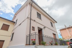 Vista frontal de la propiedad