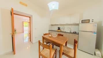 Full-size fridge, stovetop, cookware/dishes/utensils