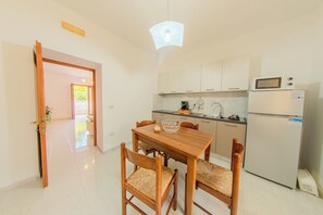 Refrigerador con freezer, placa de cocina, utensilios de cocina