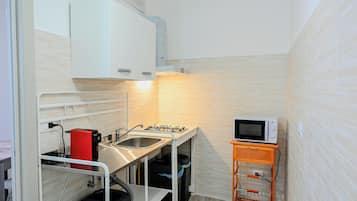 Full-size fridge, microwave, stovetop, cookware/dishes/utensils