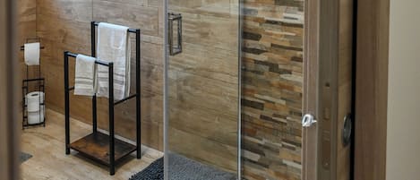 Assecador de cabells, bidet i tovalloles