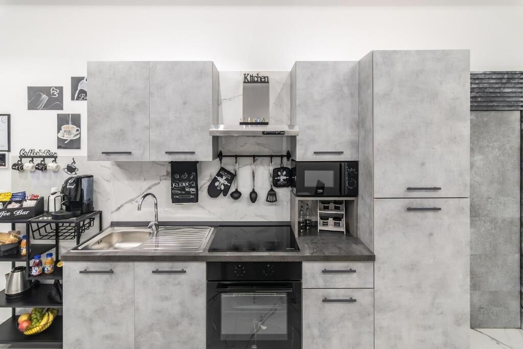 Großer Kühlschrank, Mikrowelle, Ofen, Herdplatte