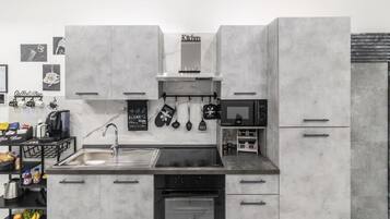 GroĂer KĂŒhlschrank, Mikrowelle, Ofen, Herdplatte