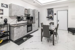 Full-size fridge, microwave, oven, stovetop - Amour (Rosolini)