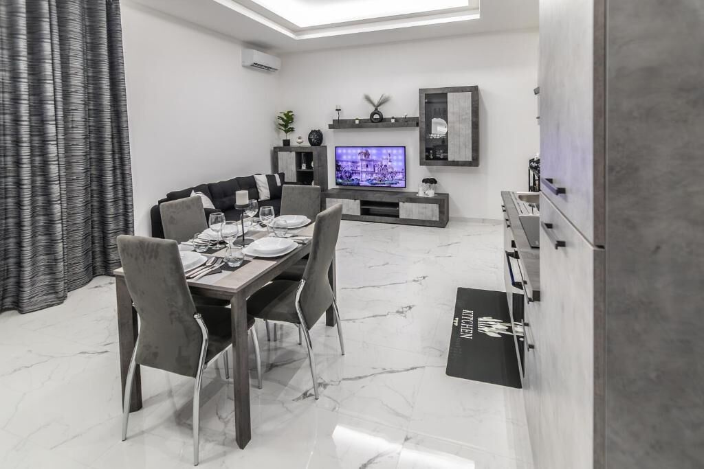 Großer Kühlschrank, Mikrowelle, Ofen, Herdplatte