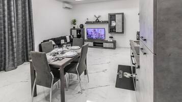 GroĂer KĂŒhlschrank, Mikrowelle, Ofen, Herdplatte