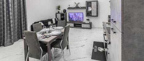 Full-size fridge, microwave, oven, stovetop