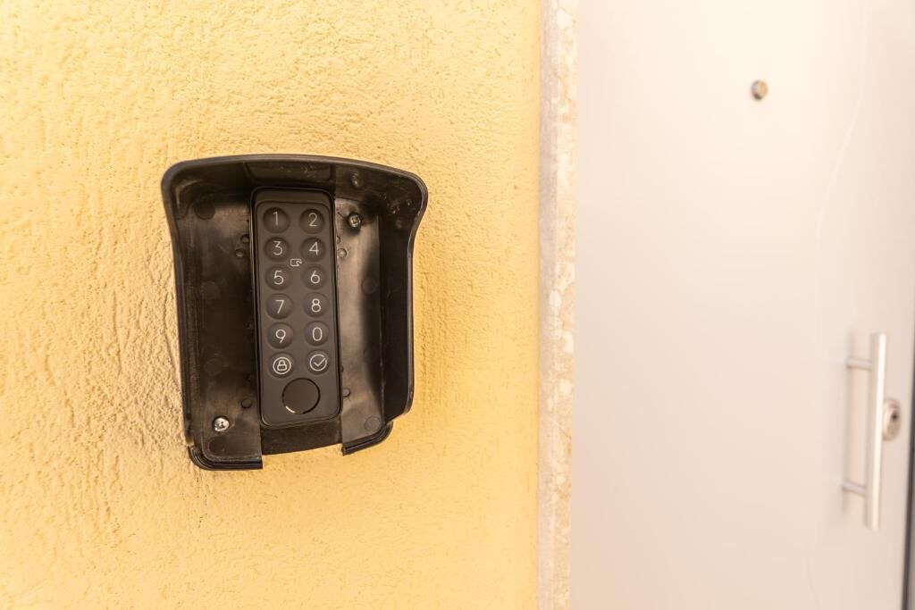 Teléfono de pared con teclado numérico.