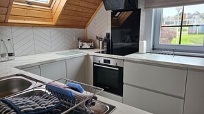 Dishwasher, cookware/dishes/utensils - Kinder Lodge 3 (Redruth)