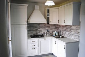 Tủ lạnh, lò nướng, bếp nấu, máy rửa bát 