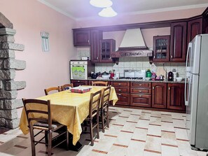 ตู้เย็นขนาดใหญ่, เตาอบ, เตาประกอบอาหาร, เครื่องครัว/จาน/ช้อนส้อม