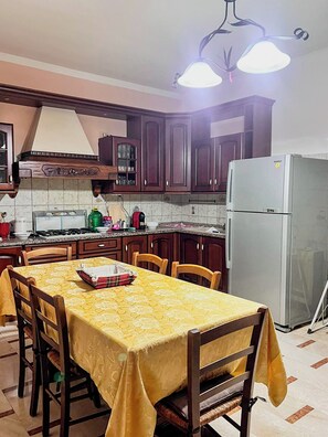 Réfrigérateur grande capacité avec congélateur, un four