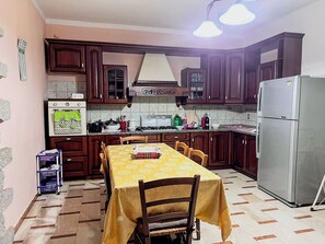 Full-size fridge, oven, stovetop, cookware/dishes/utensils - Villino Emma (Santadi)