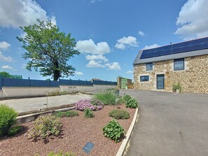 Property grounds - Gîte du Fresne, 30 min Mont Saint Michel, 15 min Fougères, 2/4 persons (Les Portes du Coglais)