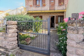 Vista frontal de la propiedad