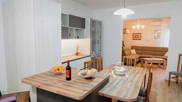 Batterie de cuisine, vaisselle et ustensiles