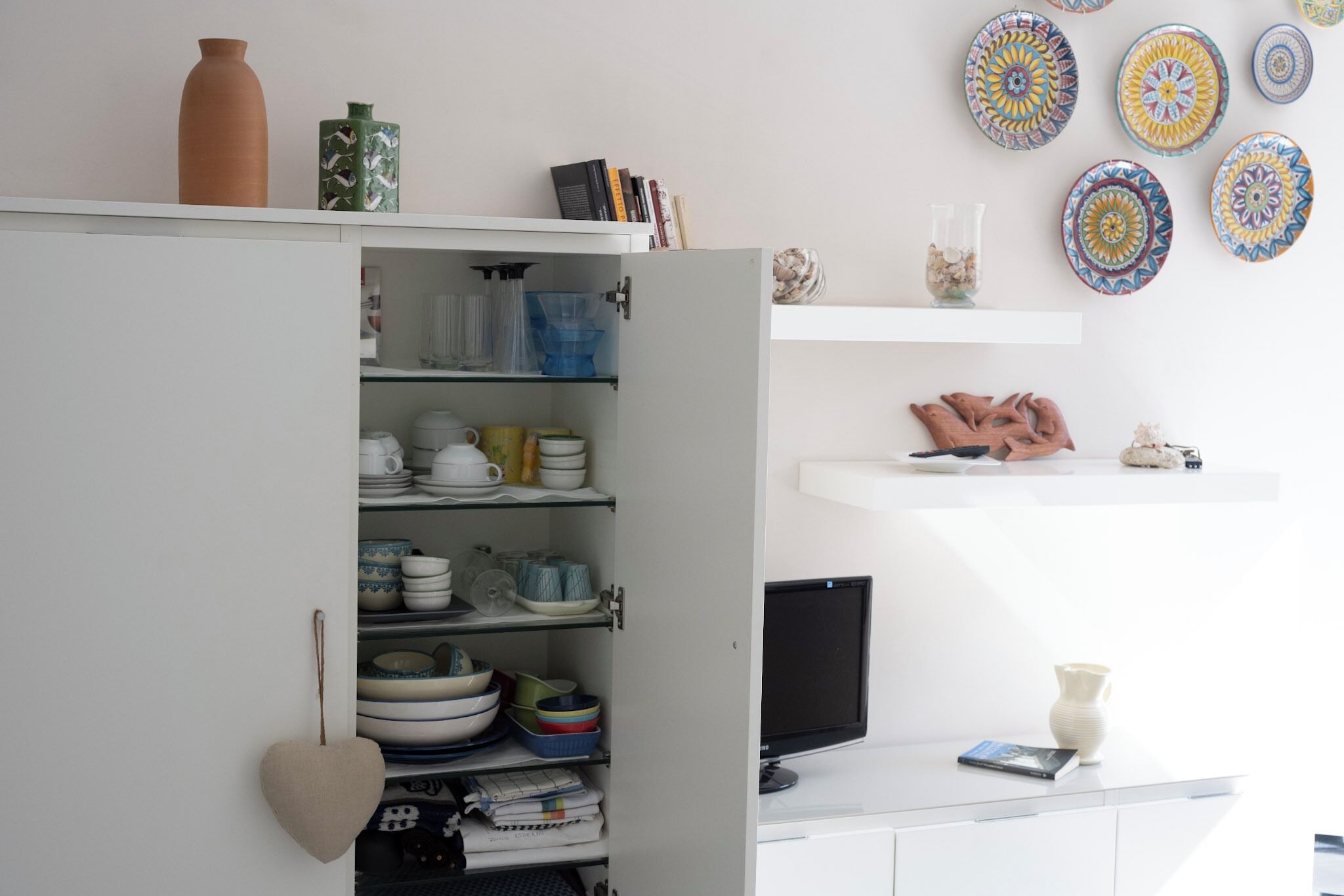 Full-sized fridge, microwave, oven, stovetop