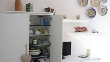 Full-sized fridge, microwave, oven, stovetop