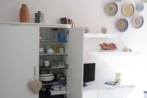 Lemari es besar, microwave, oven, dan kompor