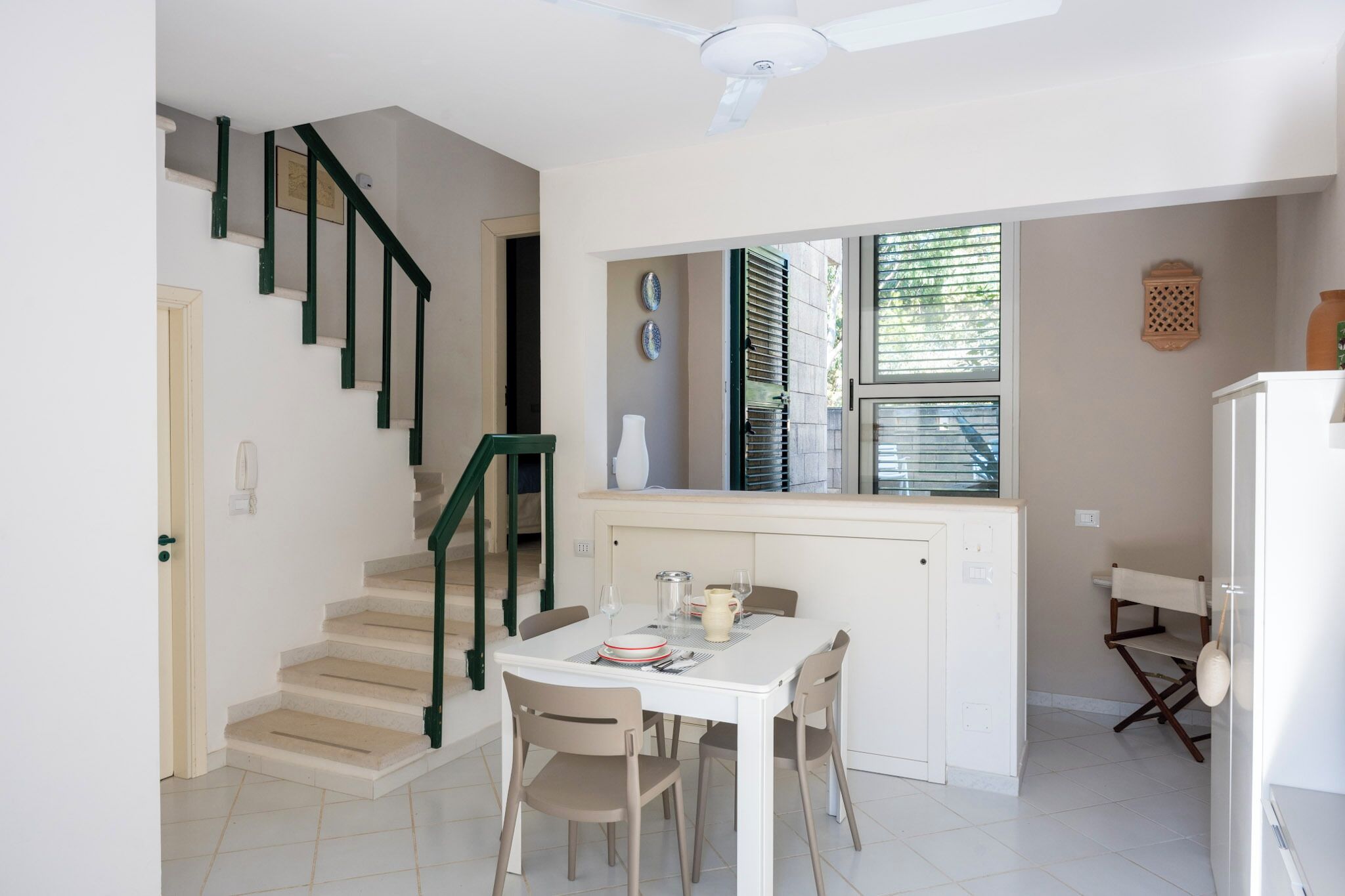 Großer Kühlschrank, Mikrowelle, Ofen, Herdplatte