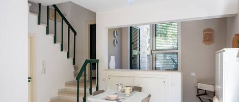 大冰箱、微波炉、烤箱、炉灶