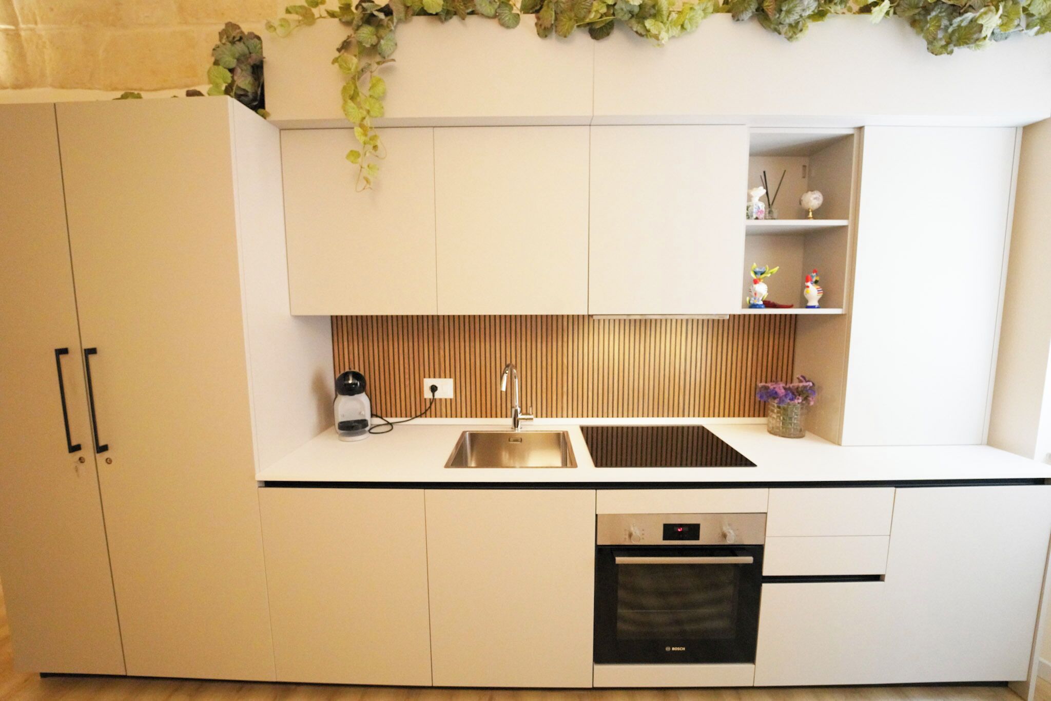 Tủ lạnh nhỏ, bếp nấu, dụng cụ nấu nướng/bát dĩa/dao nĩa 