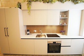 迷你冰箱、炉灶、厨具/餐具