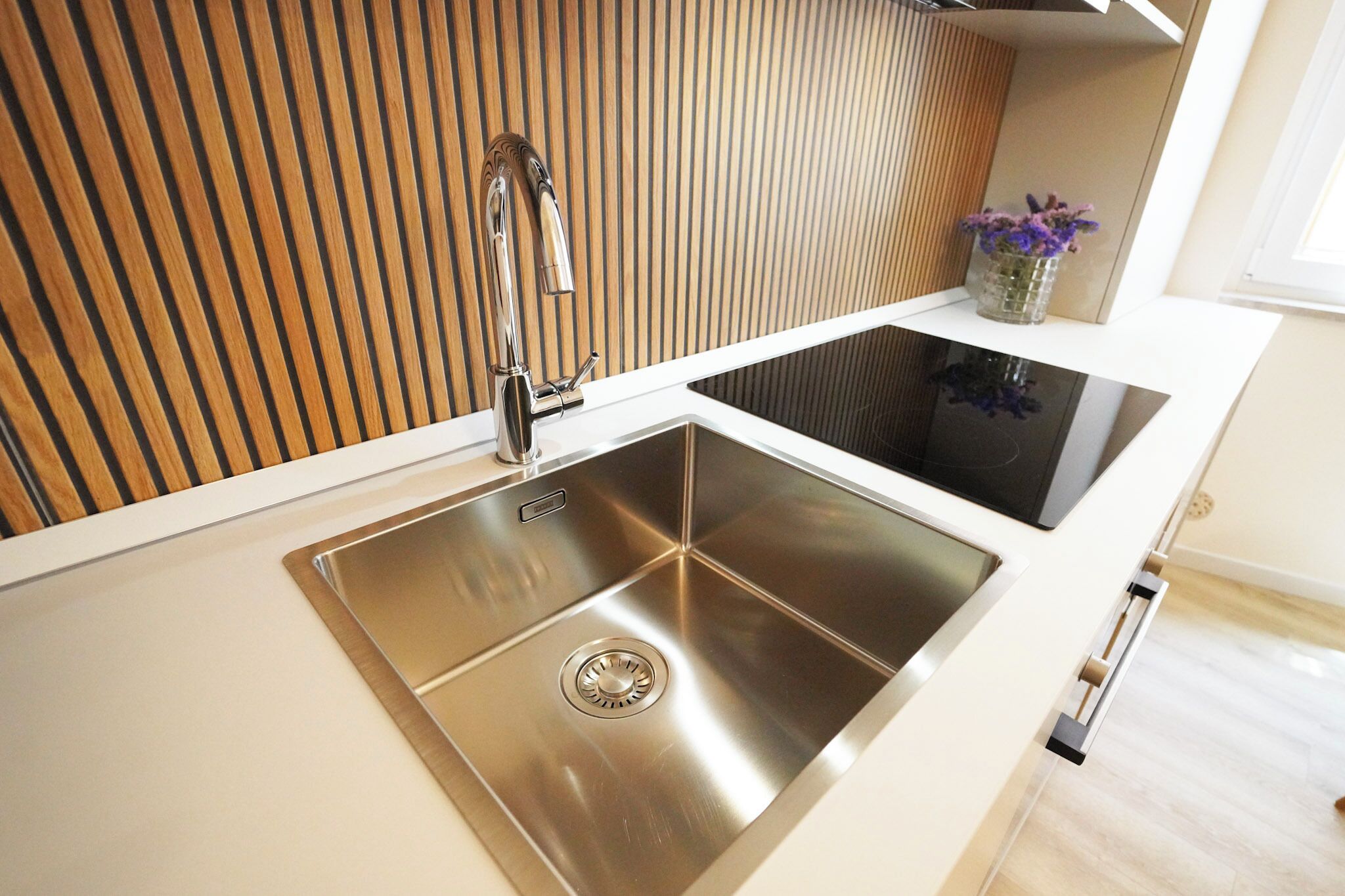 Frigobar, cooktop, talheres/pratos/utensílios de cozinha