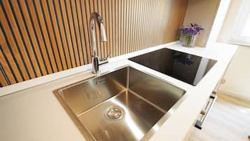 Frigobar, cooktop, talheres/pratos/utensílios de cozinha