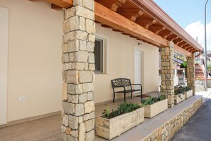 ด้านหน้าที่พัก