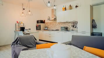 Full-sized fridge, microwave, oven, stovetop