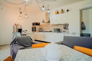 Frigorifero con congelatore, microonde, forno, piano cottura