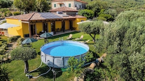 Une propriété résidentielle dotée d’une piscine, de panneaux solaires et d’un jardin.