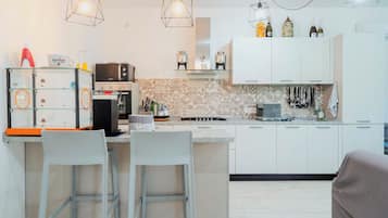 Geladeira grande, micro-ondas, fogão, cooktop