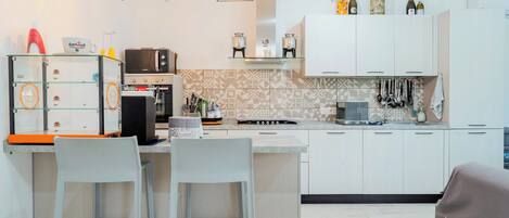 Grand réfrigérateur, micro-ondes, four, plaque de cuisson